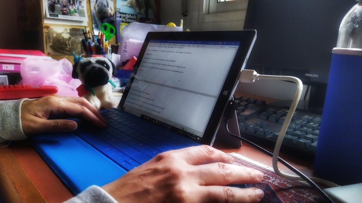 Una mujer escribe en su ordenador personal