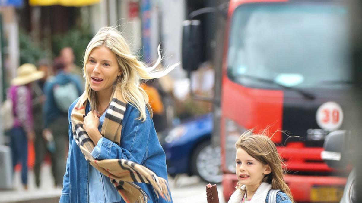 Los looks 'total denim' de Sienna Miller y su hija