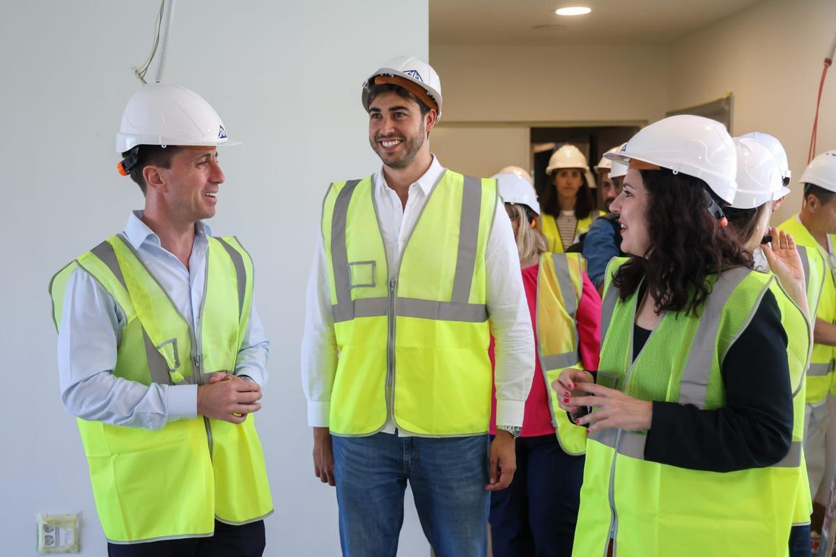 Galmés, Soler y Fernández charlan durante la visita a las obras.