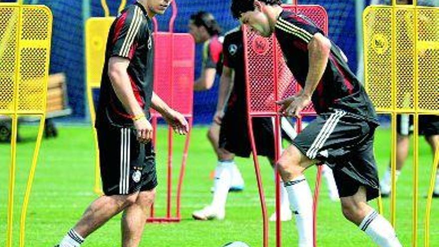 Podolski y Ballack, durante el entrenamiento de ayer de la selección alemana. / Peter Kneffel