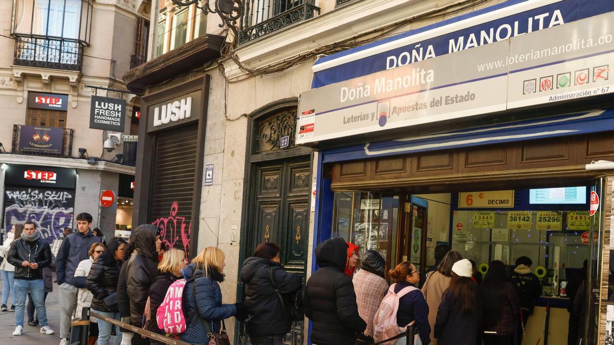Largas colas a las puertas de la administración de lotería Doña Manolita, en la valle del Carmen en Madrid, este jueves, un día antes del sorteo.