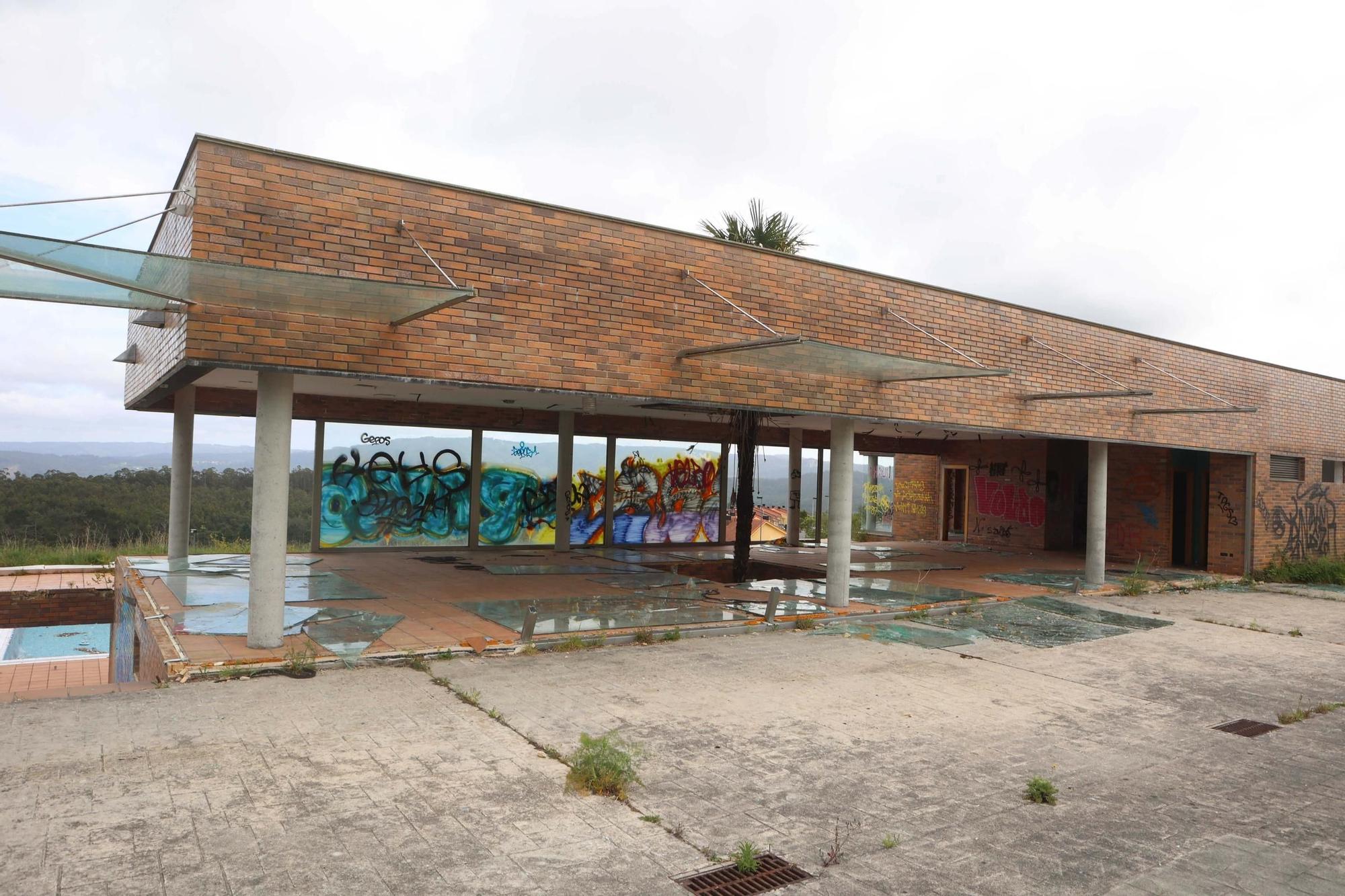 Instalaciones deportivas abandonadas de la urbanización Montegolf