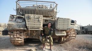 El teniente coronel Daniel Elbo Arama espera sentado en un carro de combate en la base militar israelí de Tzeelim.
