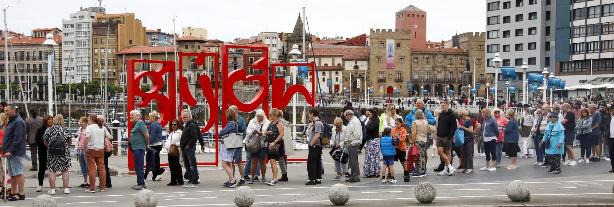 En imágenes: miles de turistas visitan Gijón en crucero (con largas colas)