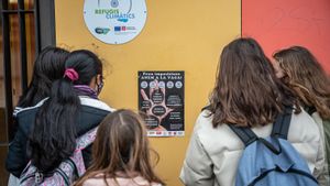 Un grupo de chicas a la entrada de un colegio en Barcelona.