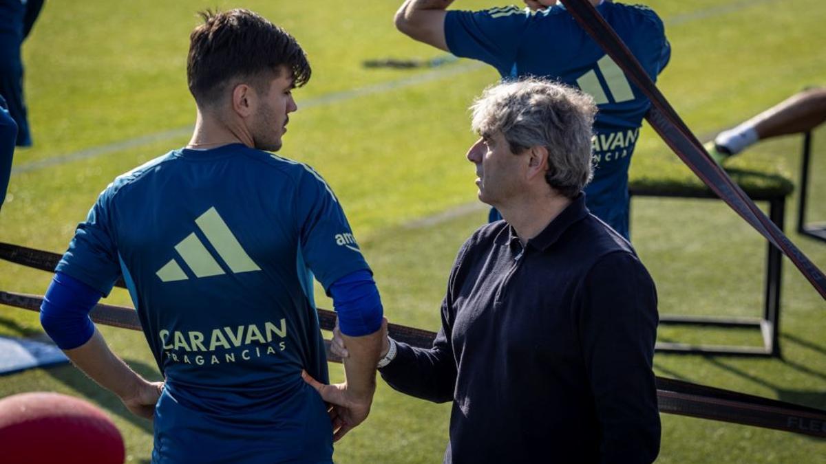 El director deportivo, Txema Indias, habla con Aguirregabiria este miércoles.