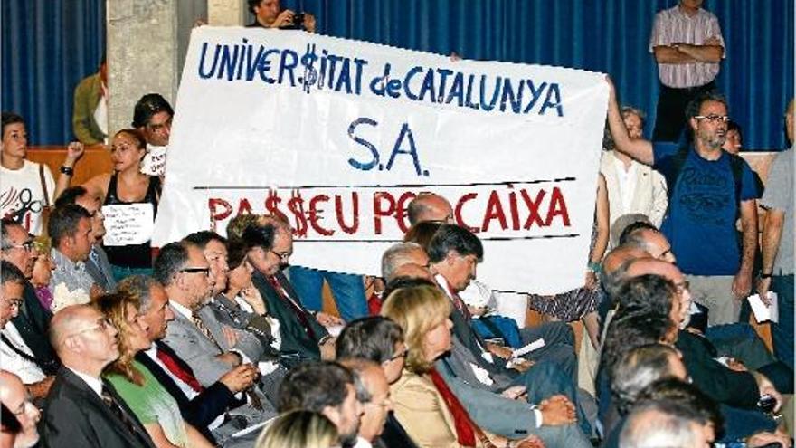 Una desena de representants de la Plataforma en Defensa de la Universitat Púbica interrompen l&#039;acte inaugural a la Pompeu Fabra.