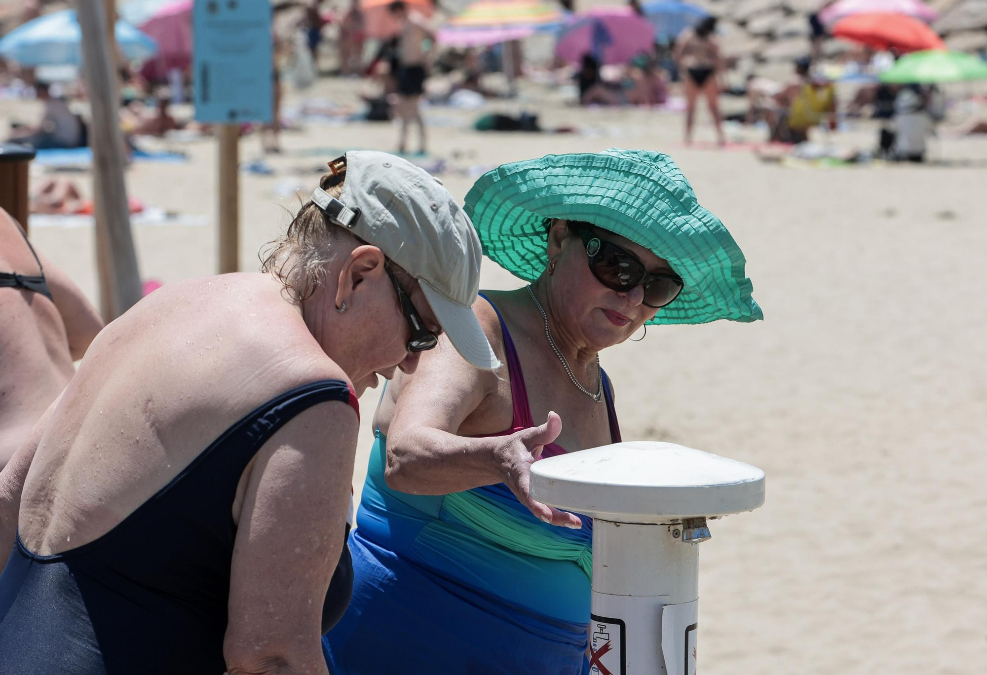 Mil maneras de protegerse del sol cuando el calor "aprieta" en la provincia de Alicante