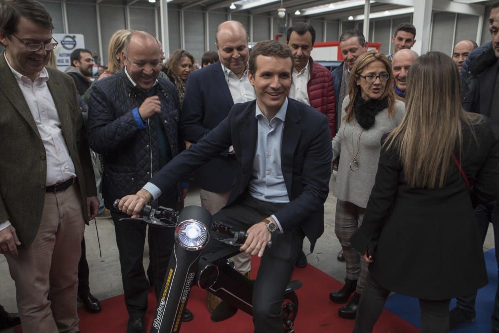 Visita de Pablo Casado a la Feria Raíces