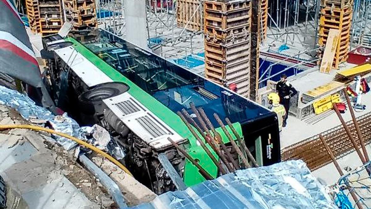 El bus está estabilizado y los bomberos controlaron un escape de gasoil. Sucedió en Esplugues, en Cornellà de Llobregat.