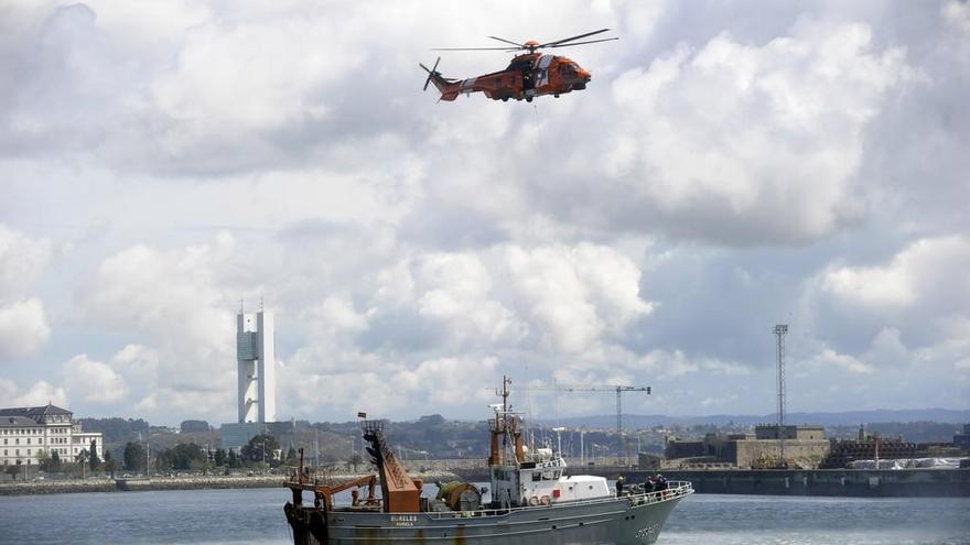 El helicóptero &#039;Helimer 401&#039; de Salvamento durante un simulacro en el puerto de A Coruña.