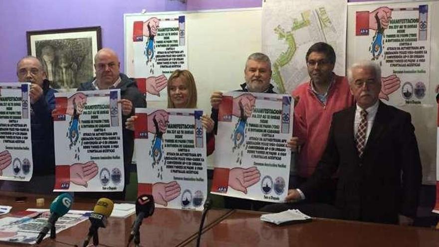 Representantes vecinales y de la asociación de transportistas, ayer, en la sede de la federación vecinal. // C.P.