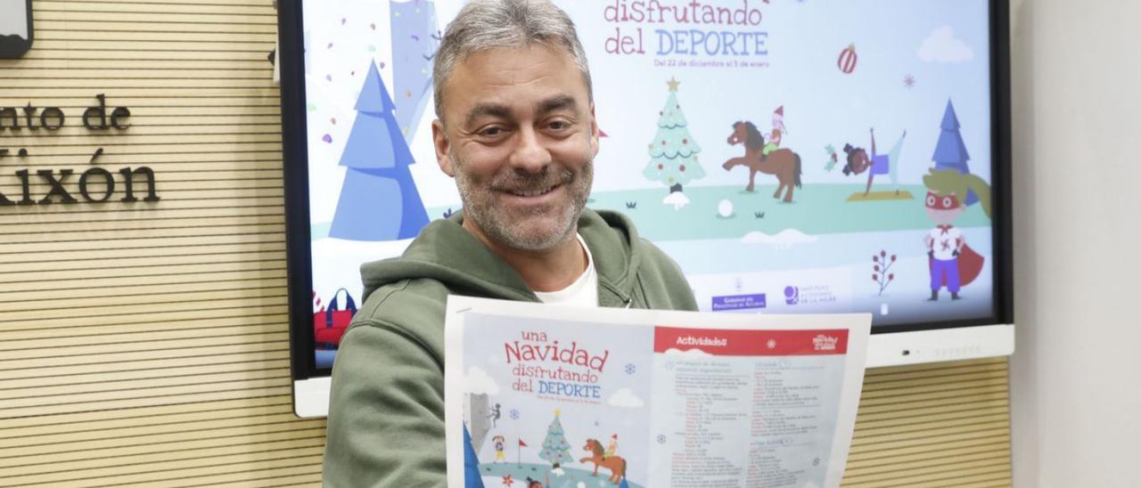 El concejal de Deportes, José Ramón Tuero, muestra el programa deportivo navideño. | Marcos León