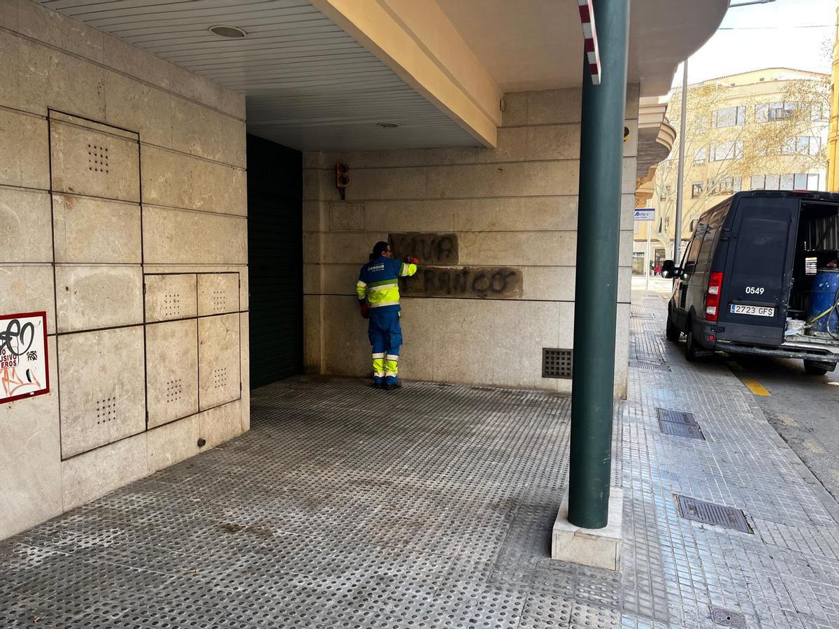 Un operario de Emaya borrando la pintada vandálica de 'Viva Franco'.