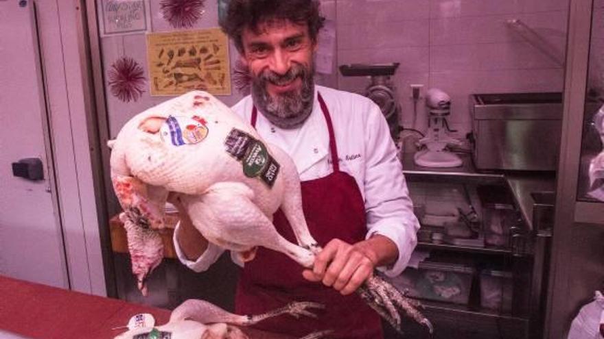 Rubén Solbes con uno de los pavos de campo que «le quitan de las manos» para la cena de mañana.