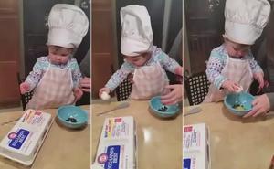 L’Anna deixa perplexos els seus pares amb els seus precoços dots de cuinera.