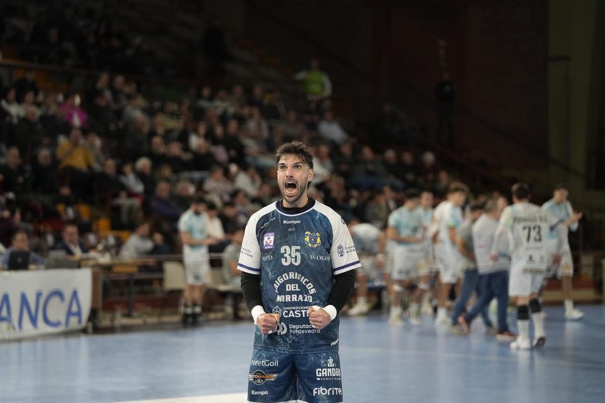 El pivote Pablo Castro celebra una acción del Cangas durante el primer tiempo ante el Ademar León.