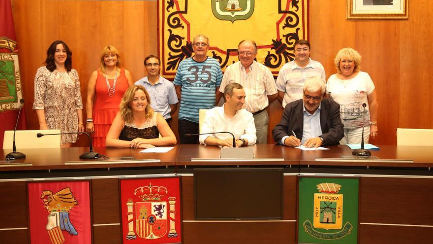 El alcalde de Calp y presidente de la Diputación de Alicante, César Sánchez, ayer en la firma del convenio para construir dos rotondas en la N-332