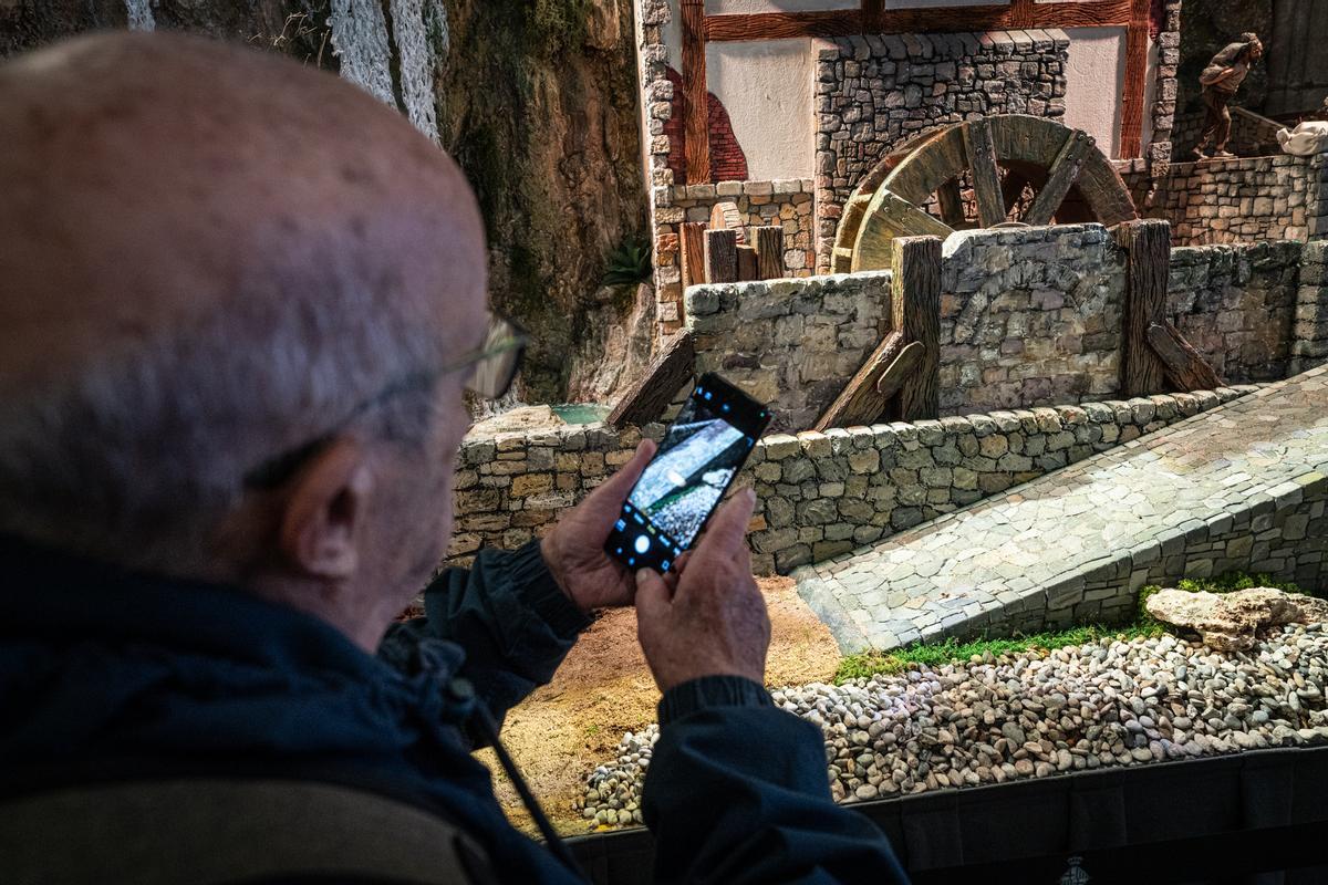 Barcelona estrena un belén tradicional más grande que nunca en la plaza Sant Jaume