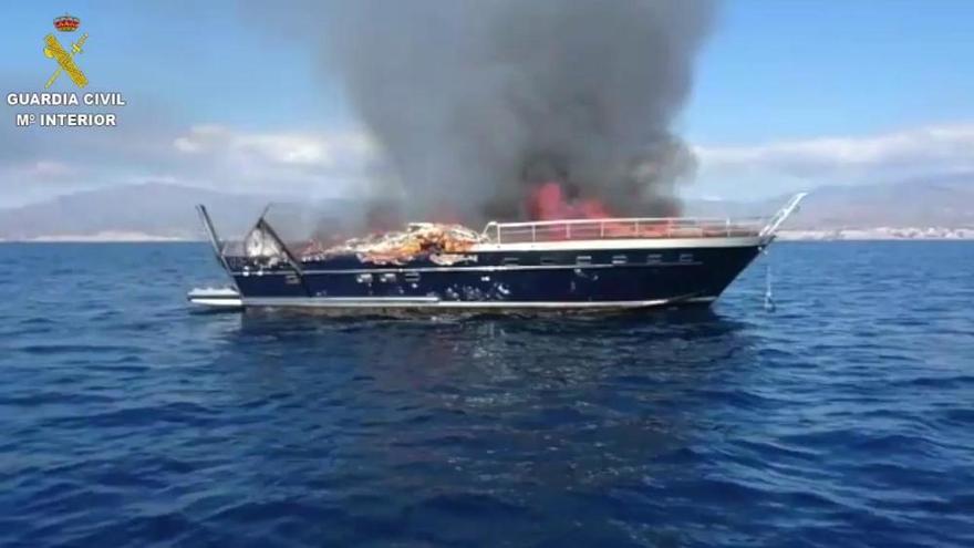 Dos rescatados tras arder su embarcación en La Vila Joiosa