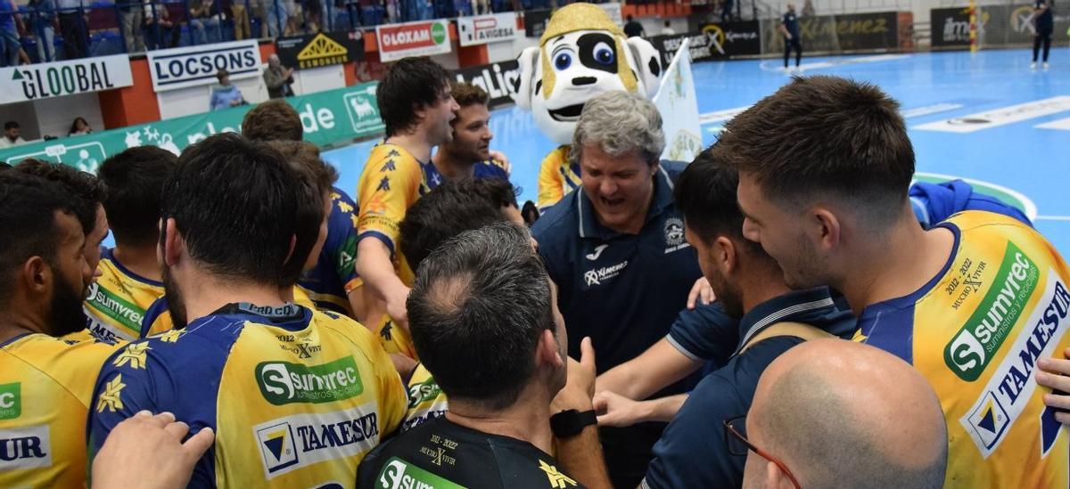 Paco Bustos anima a los jugadores del Ángel Ximénez.