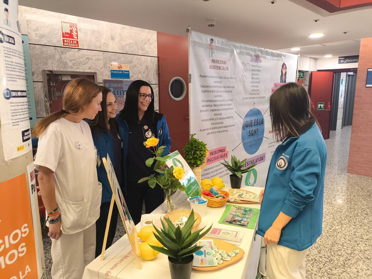 La Asociación SFC-SQM Murcia ha instalado en la Arrixaca una mesa informativa