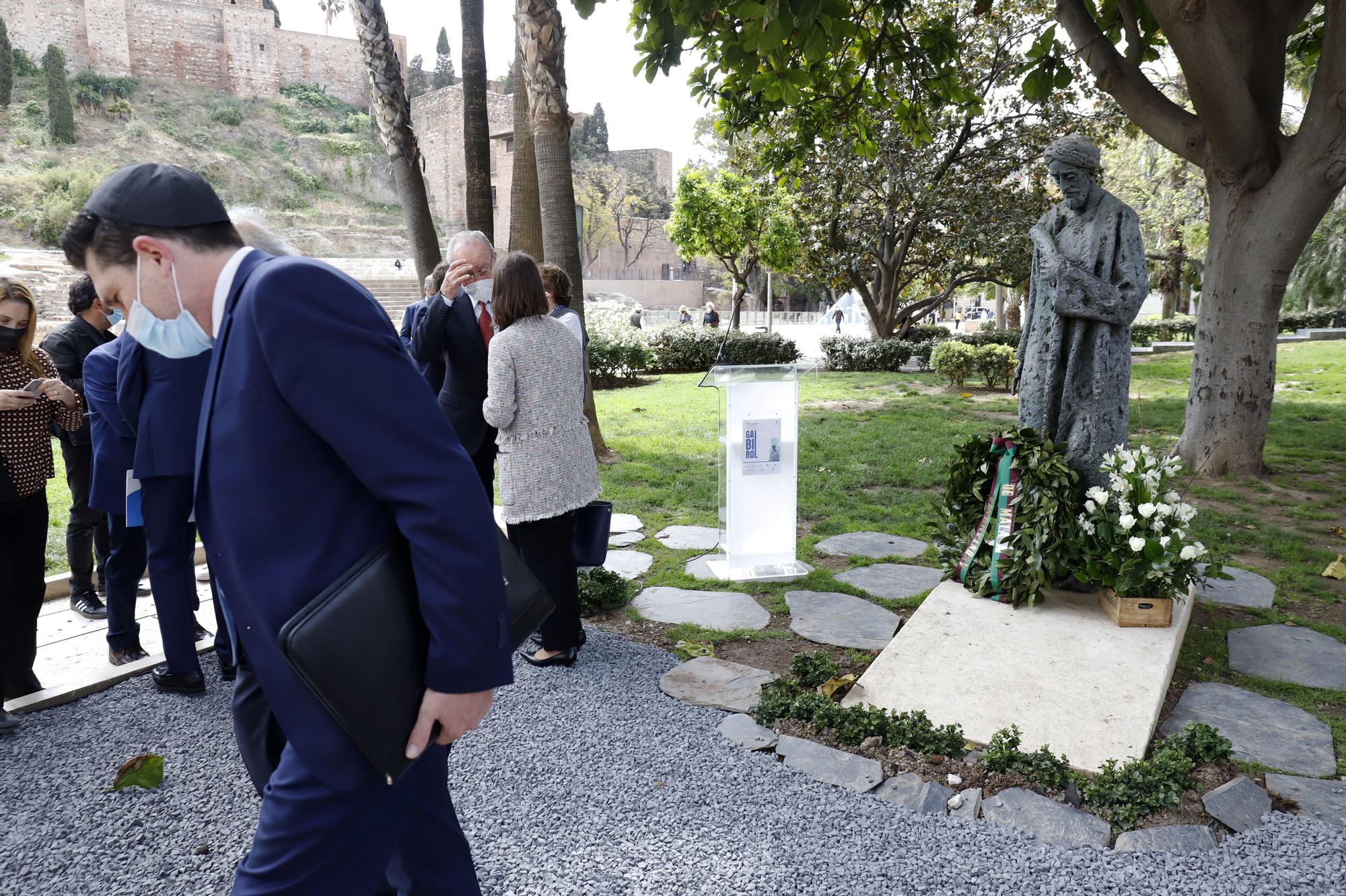 Ofrenda floral al monumento de Ibn Gabirol en Málaga