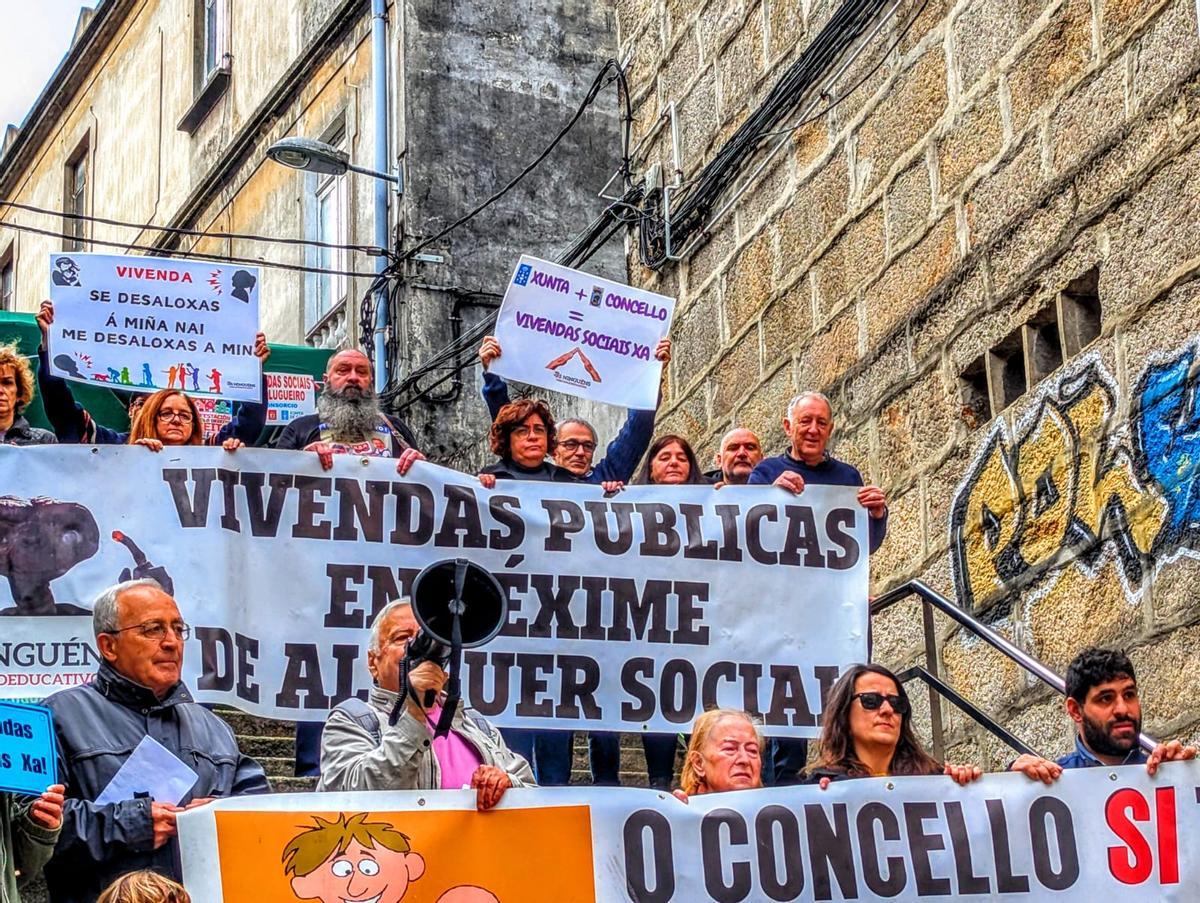 Participantes en la concentración celebrada en las escaleras de acceso a la Privada Moderna.