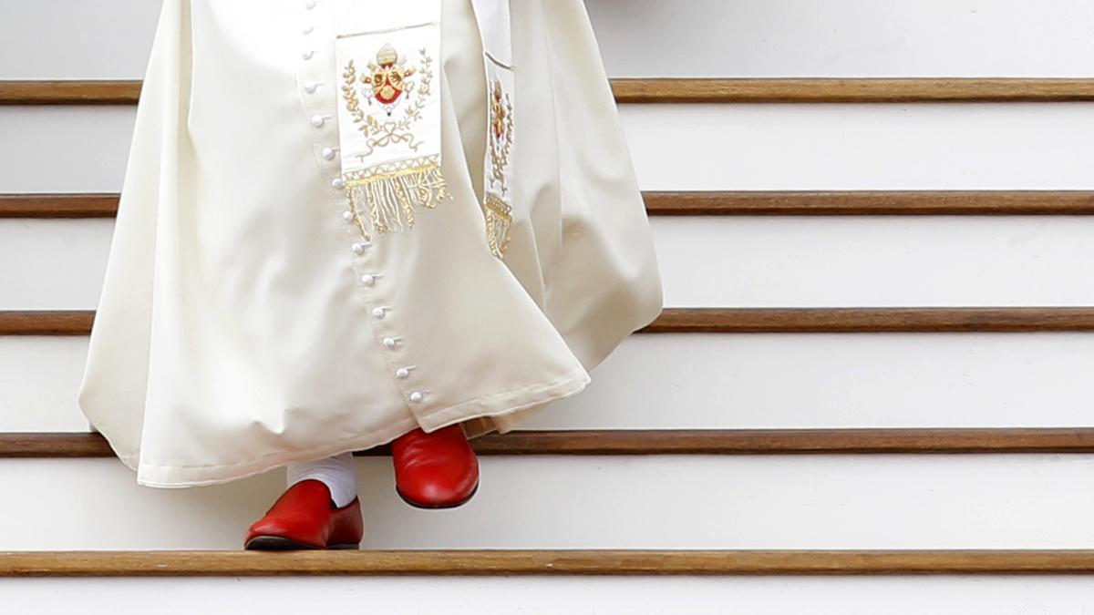 famosos-zapatos-rojos-benedicto.jpg