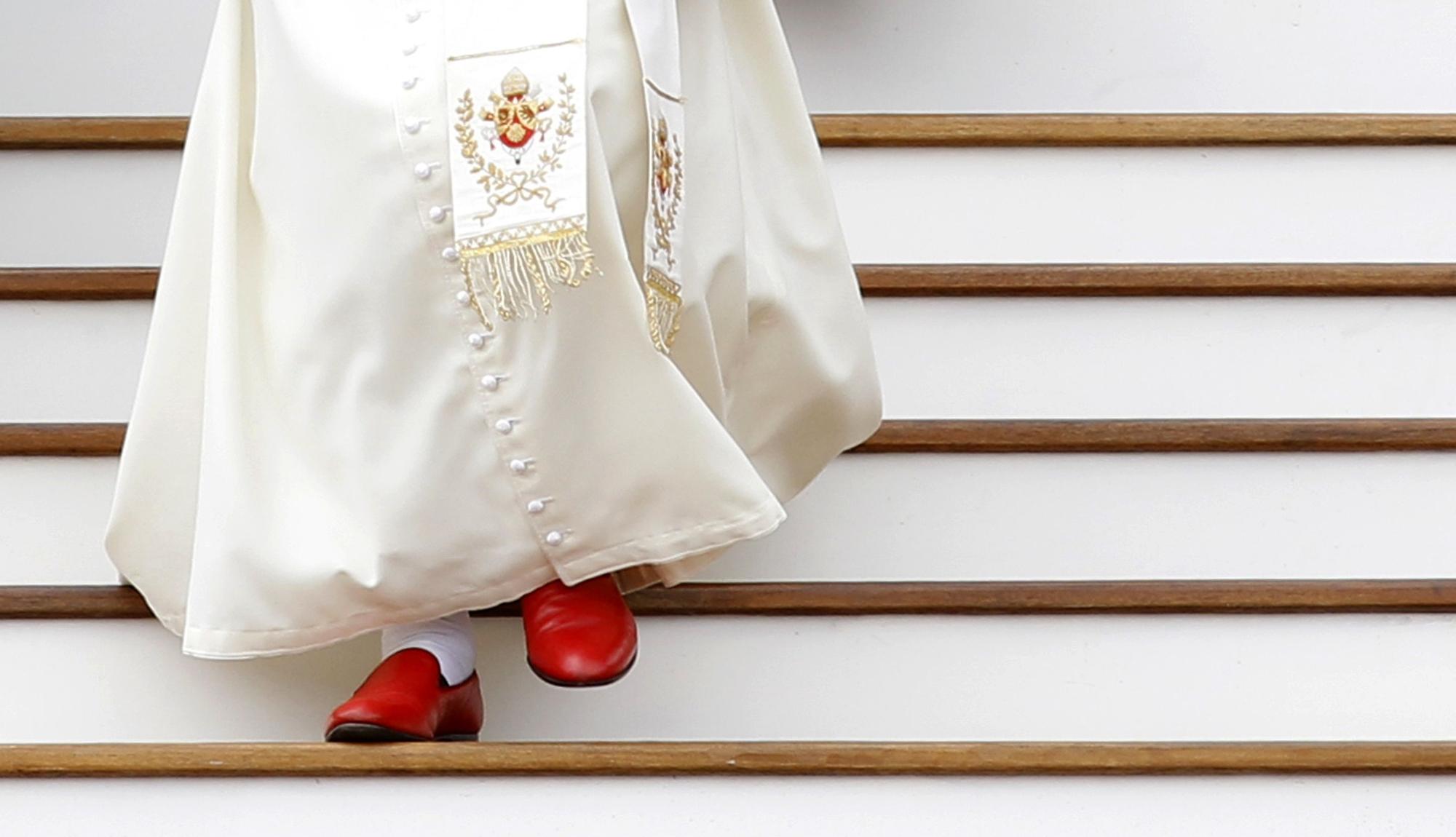 famosos-zapatos-rojos-benedicto.jpg