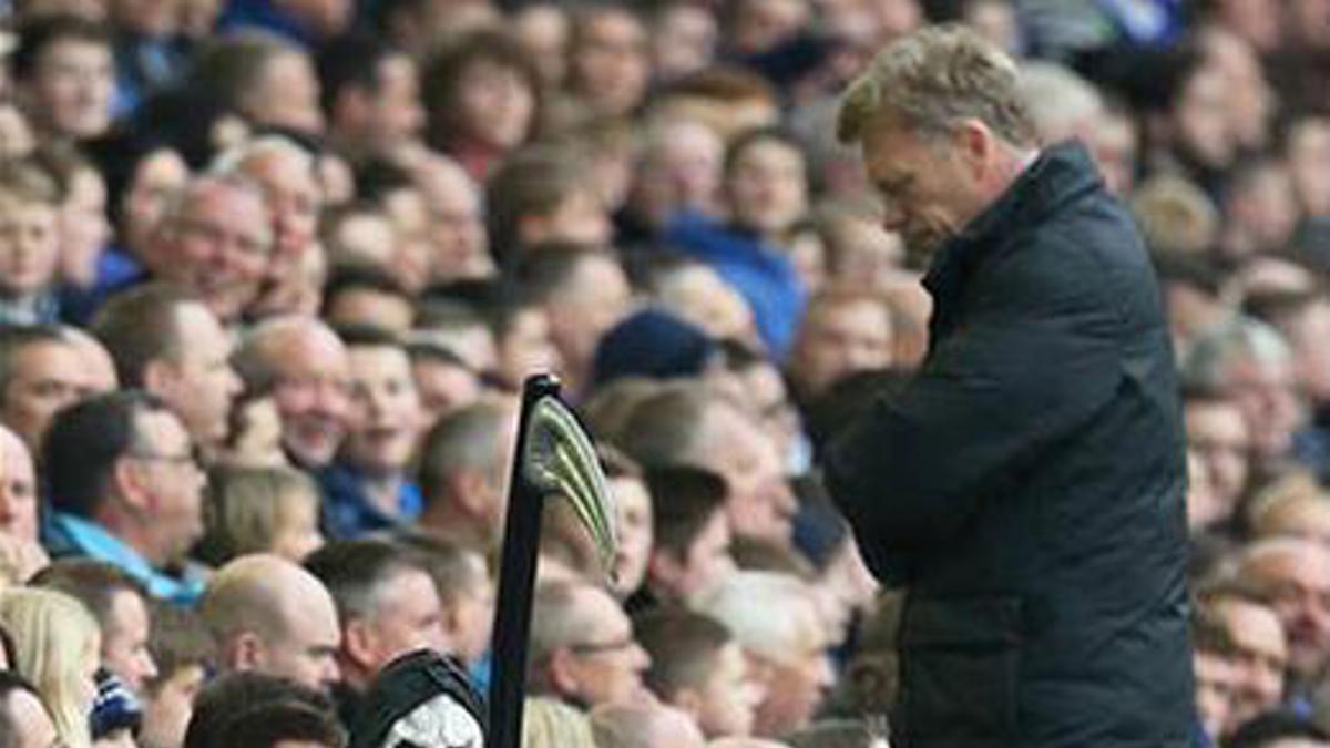 David Moyes ignora al aficionado que se ha presentado en Goodison Park, el estadio del Everton, vestido con una túnica negra y porando una guadaña