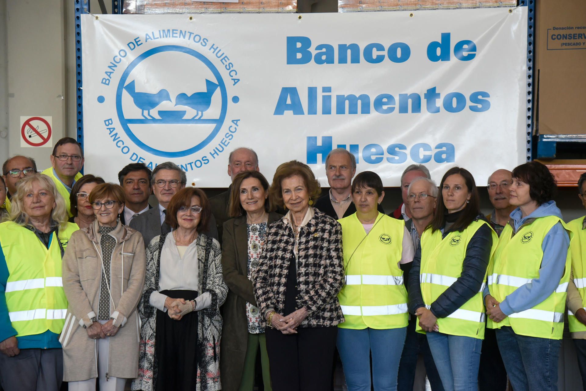 La reina Sofía visita el Banco de Alimentos de Huesca