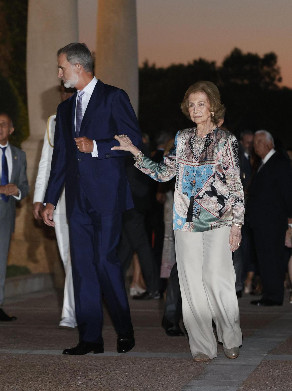 PALMA DE MALLORCA, 04/08/2022.- El rey Felipe VI y la reina Sofía (d) durante la recepción este jueves de más de 300 representantes de la sociedad balear, en un encuentro que por primera vez tiene lugar en los jardines del Palacio de Marivent, en Palma de Mallorca. EFE/Ballesteros