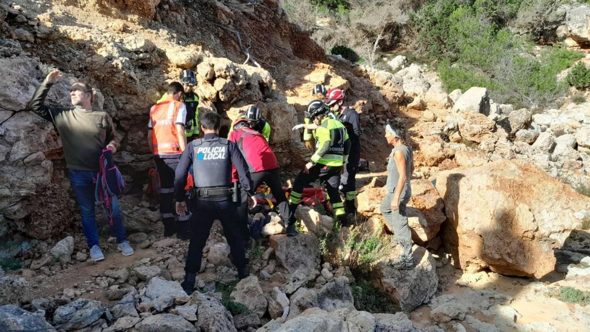El operativo de rescate atiende a la mujer en la zona donde se produjo el accidente. | BOMBEROS DE EIVISSA