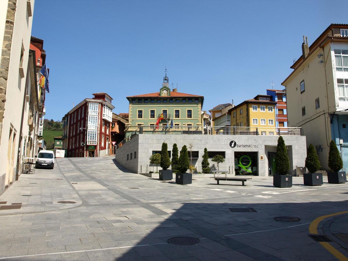 Centro urbano de Tineo, con el ayuntamiento al fondo.