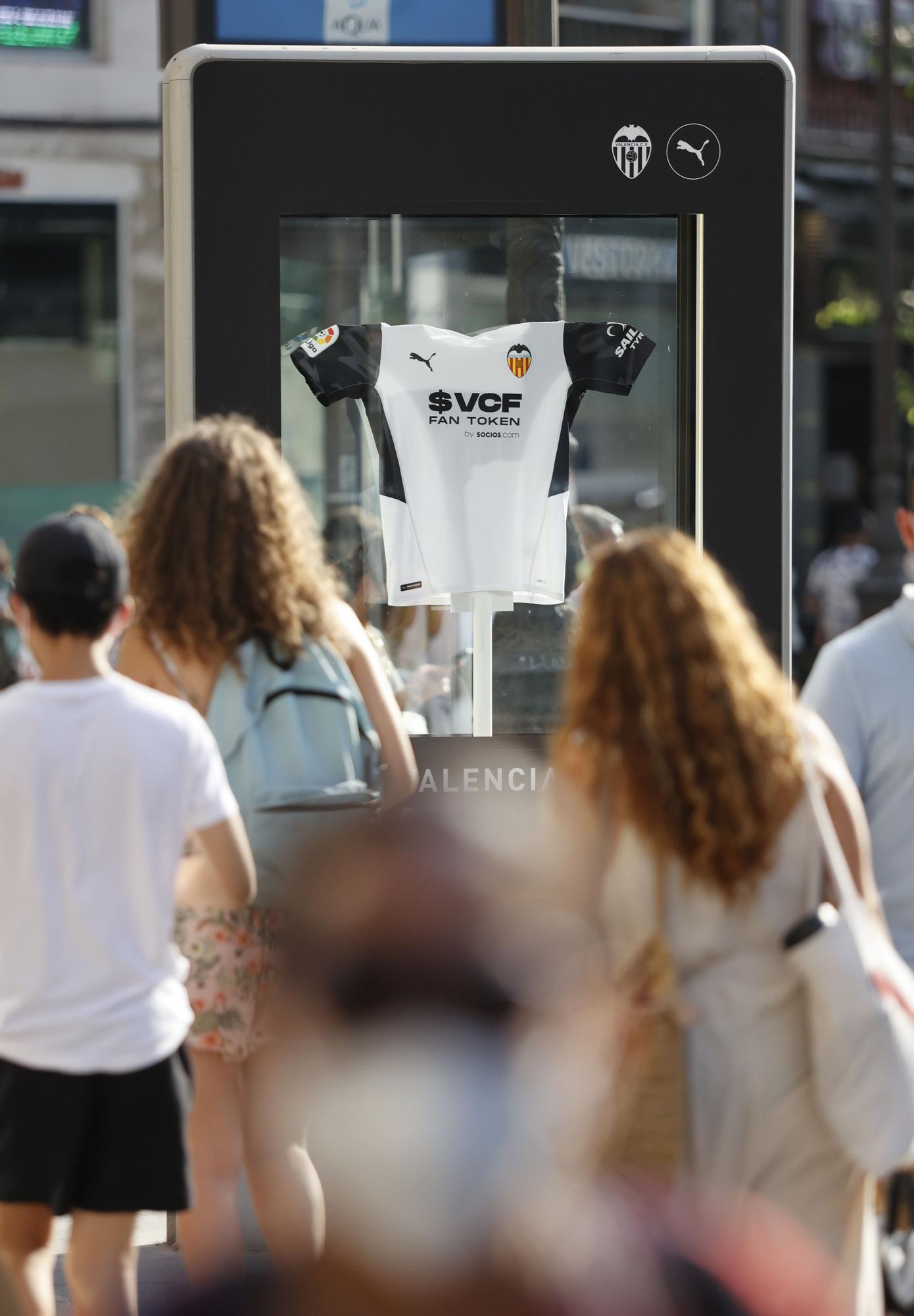 El centro histórico del València se inunda de camisetas