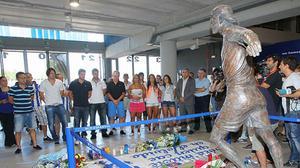 La porta 21 de l’estadi de Cornellà s’ha obert durant tot el dia per homenatjar el capità, mort fa quatre anys.