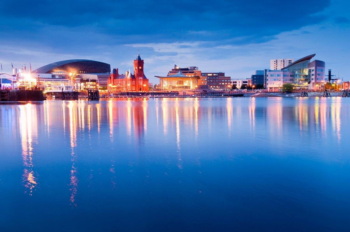 Bahía de Cardiff de noche