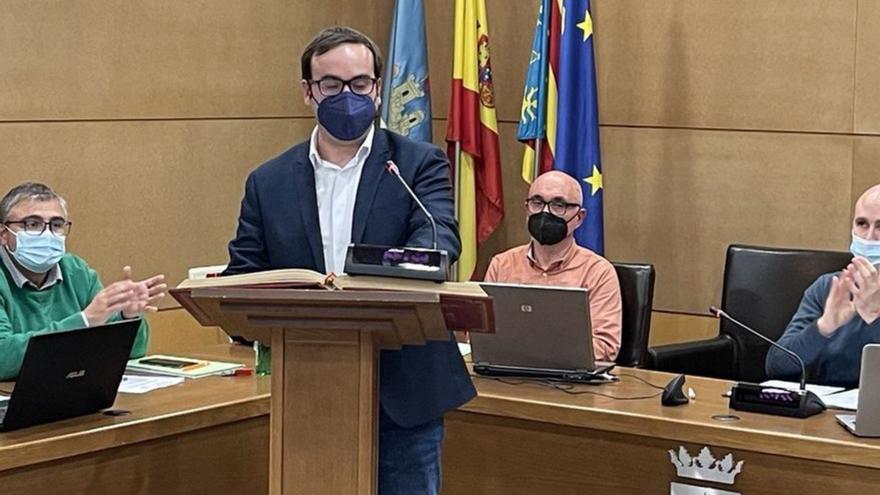 Tavernes El nuevo concejal del PP toma posesión en el pleno