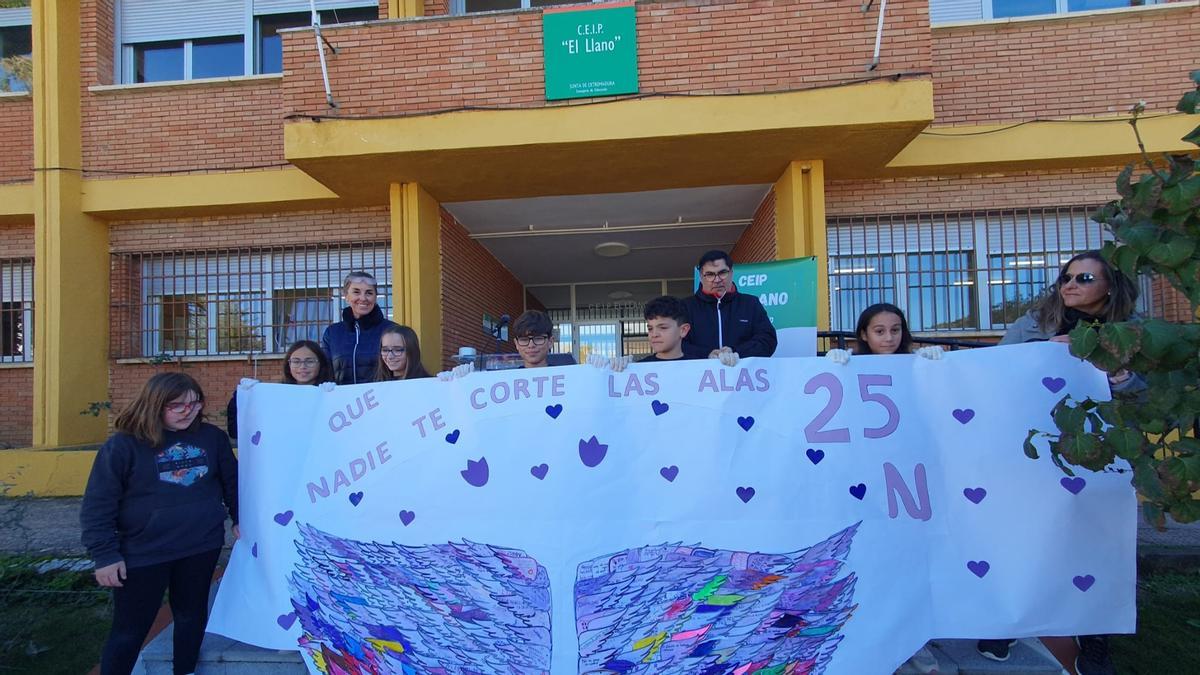 Los niños de El Llano a las puertas de su colegio