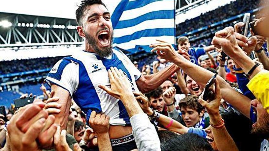 Borja Iglesias, en la celebració posterior a la classificació europea de l&#039;Espanyol.