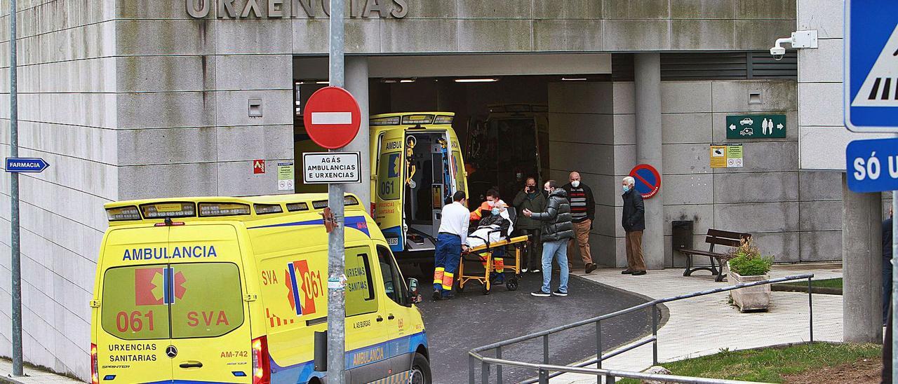 Ambulancias en la entrada de Urgencias del CHUO, ayer.