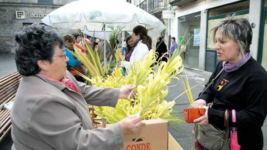 Venta de palmas ayer en uno de los puestos situado en las inmediaciones del Mercado.