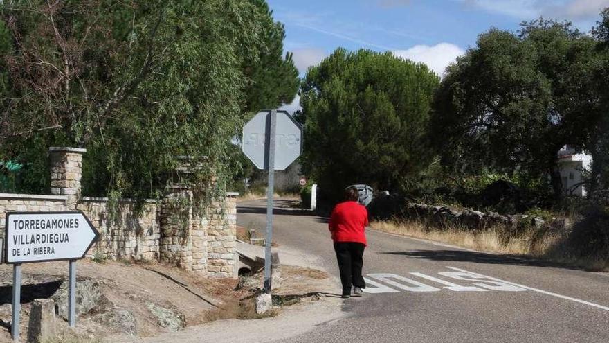 Una vecina pasea por una vía cercana a Torregamones.