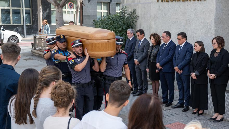 El féretro de Lorenzo Olarte llega a la Presidencia del Gobierno en Las Palmas de Gran Canaria