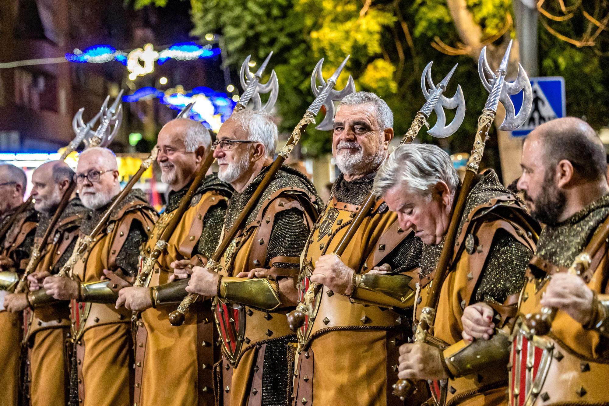 Las once compañías de la cruz recorren las calles ante la atenta mirada del público que volvió a sentir el vibrar de la música | Como en el Desfile moro, el boato lo formaron Reyes que ostentaron el cargo en años anteriore