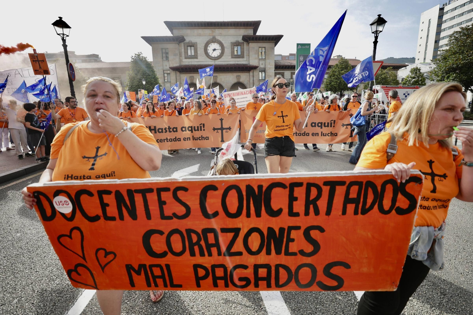 EN IMÁGENES | La marea naranja de profesores inunda Oviedo: manifestación de la escuela concertada