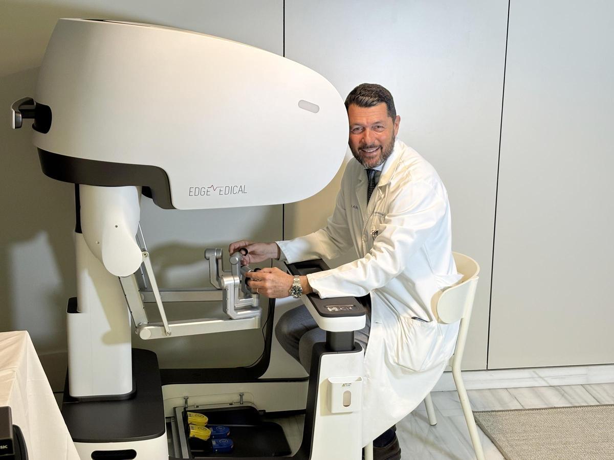 El doctor Alberto Breda participando en la telecirugía desde Barcelona.