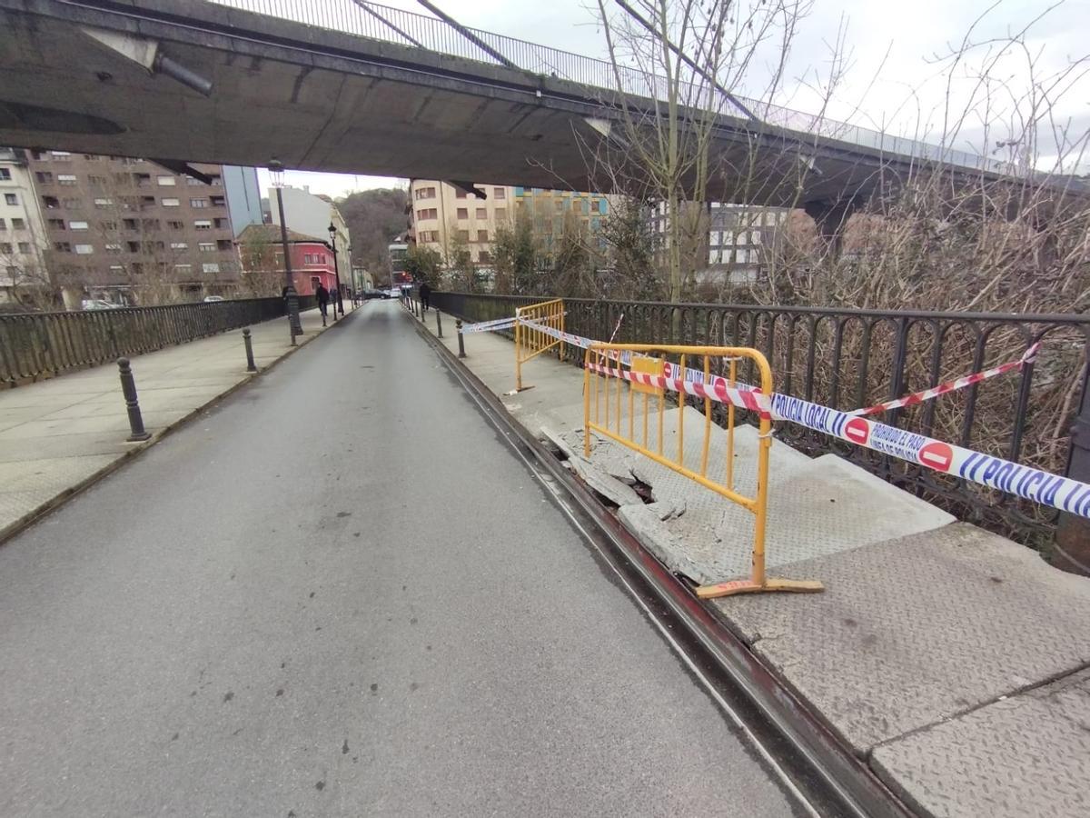 El tramo del puente que ha sido vallado.
