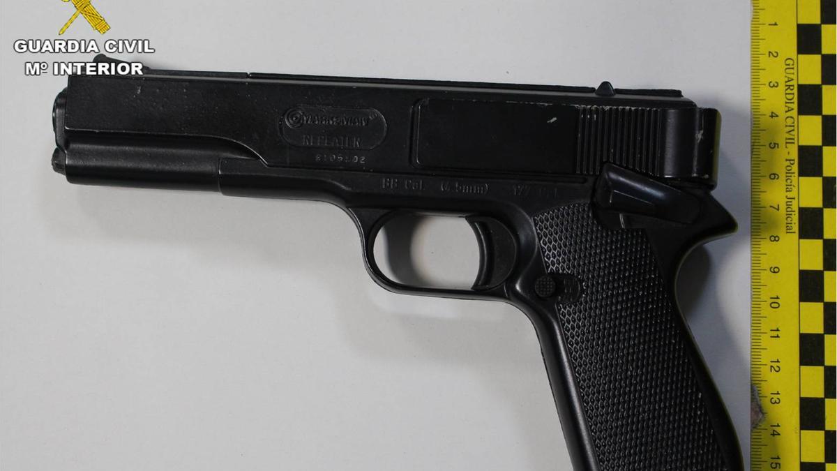 La pistola de aire comprimido, de balines, intervenida por la Guardia Civil en la vivienda del atracador